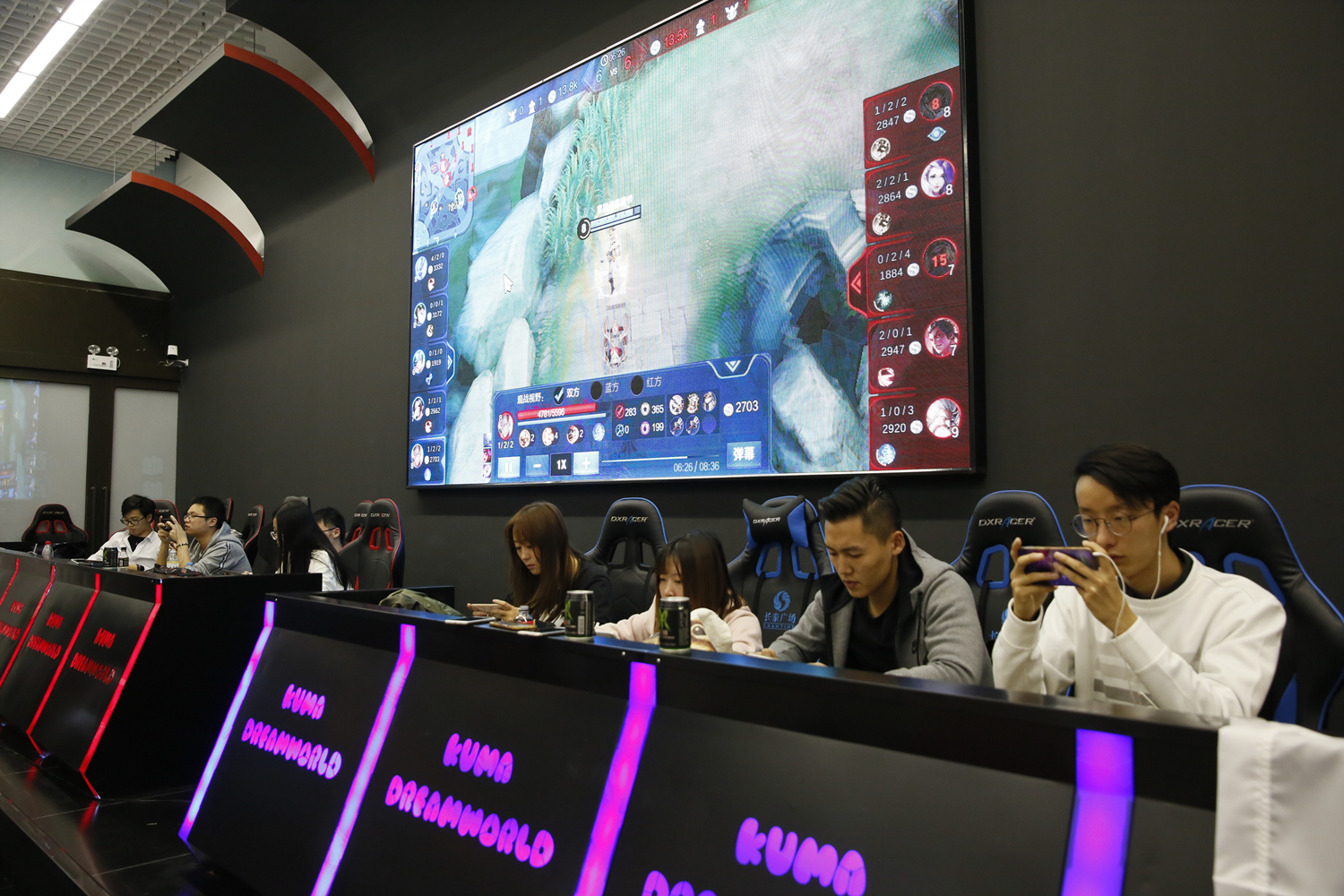 让我们携手并进！ Bilibili Gaming 官方： Easyhoon 将继续担任俱乐部教练